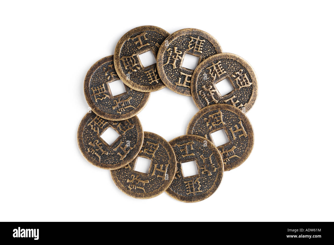Huit pièces de monnaie chinoise dans un cercle sur fond blanc Banque D'Images