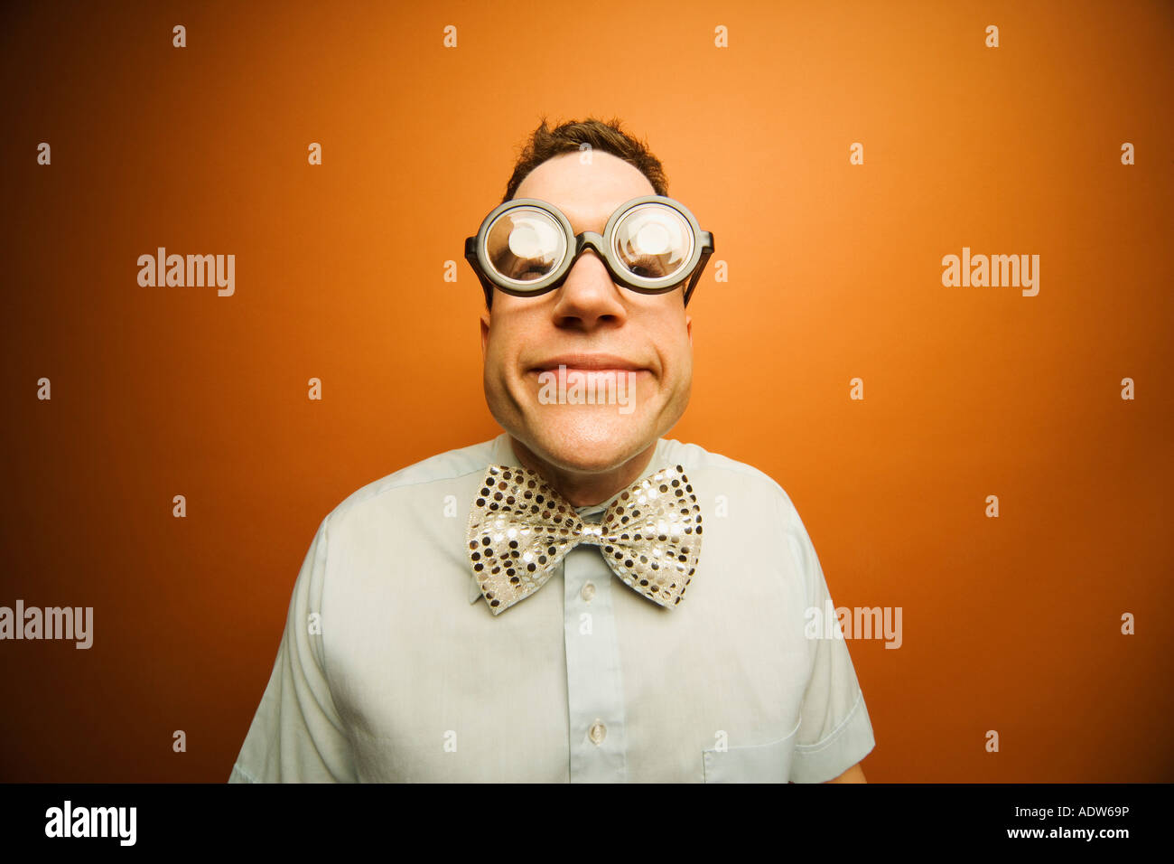 Homme portant des grosses lunettes et un noeud papillon Photo Stock - Alamy
