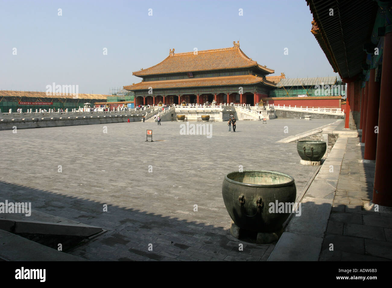 Grande cour et les bâtiments du temple traditionnel dans la Cité Interdite Pékin Chine Asie Banque D'Images