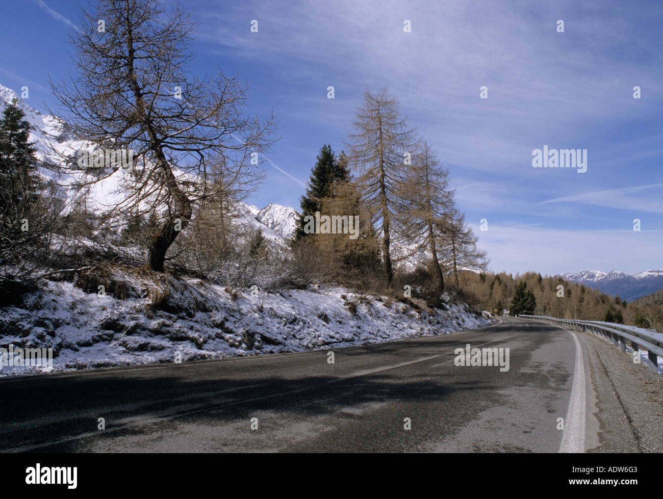Durant le printemps de la route près de Ponte di Legno Alta Valcamonica Alpes italiennes Italie Lombardie Banque D'Images