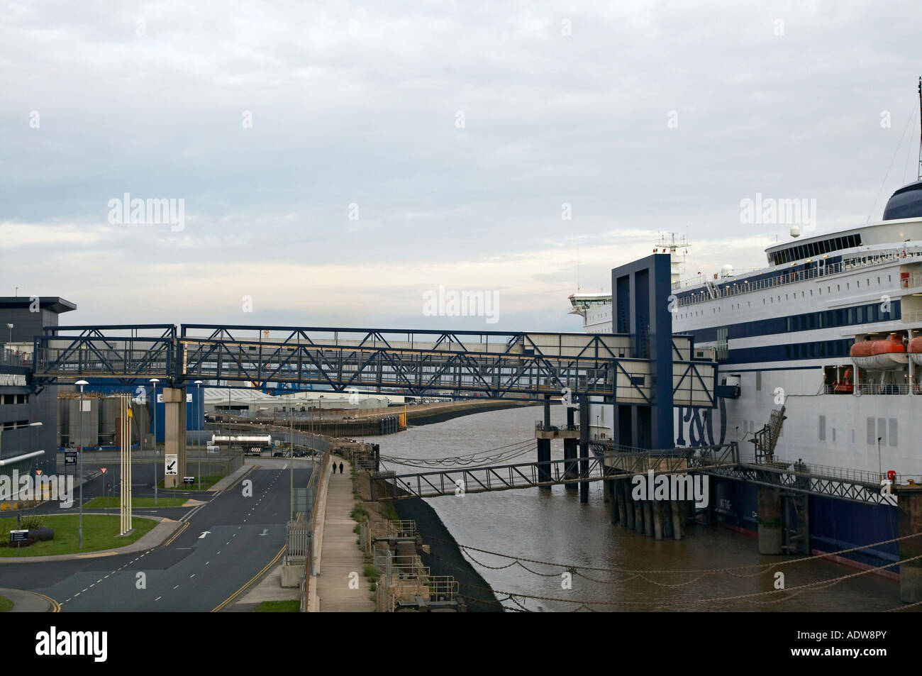 Pont des passagers entre le P et O Terminal et le ferry Pride of Hull au Port de Hull Banque D'Images