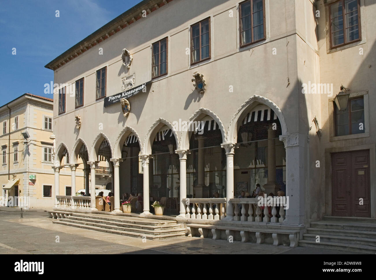 La Slovénie Koper Tito Square Loggia cafe Banque D'Images