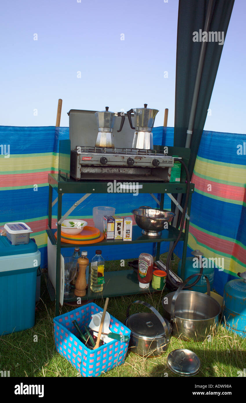 L'équipement de camping camp équipée avec des pots et des casseroles de cuisine Banque D'Images
