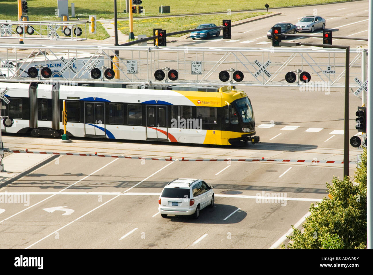 Un train léger sur rail transit de masse le franchissement d'une intersection à Bloomington MN Banque D'Images