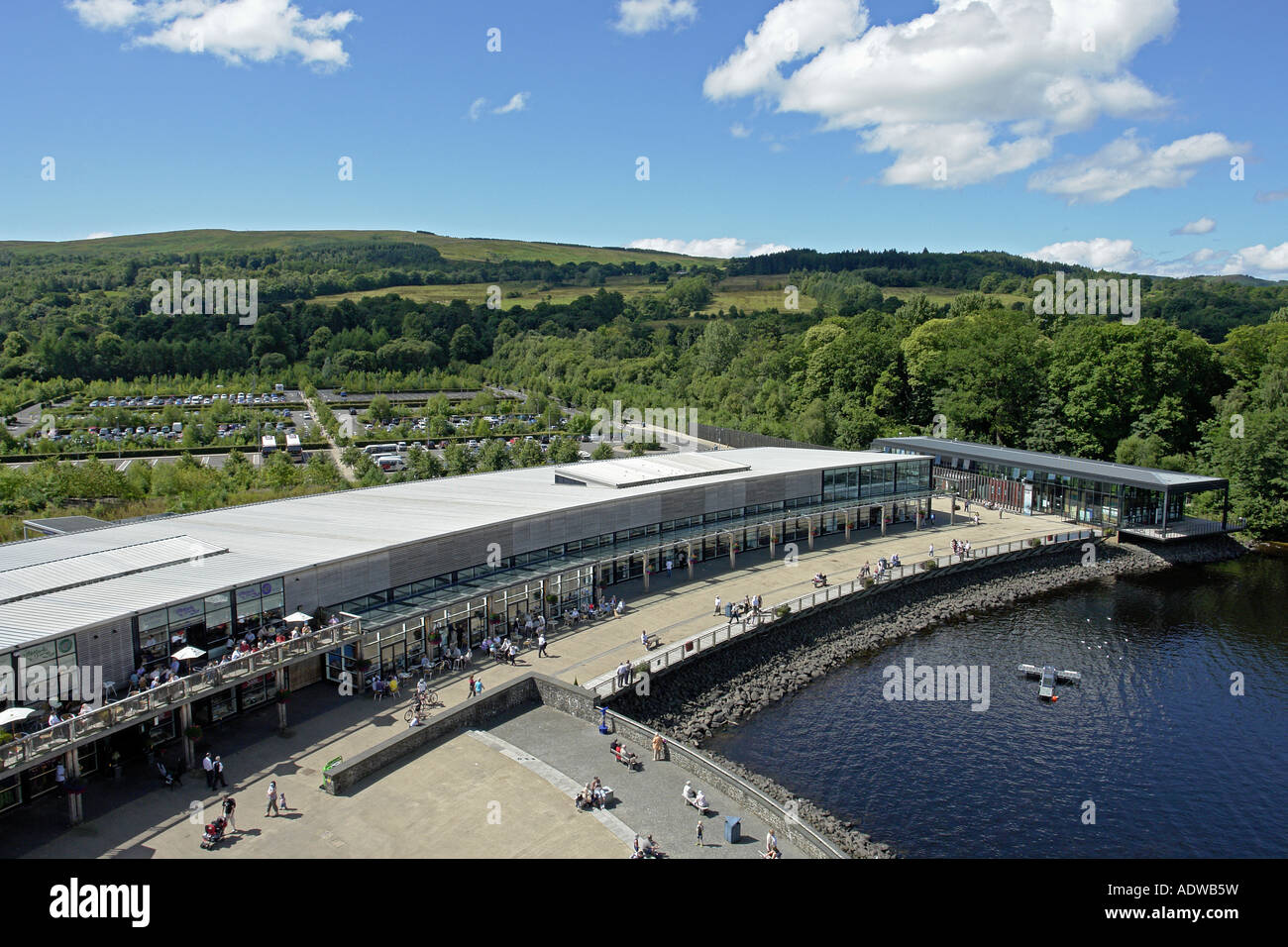 Loch Lomond Shores complexe commercial vu de la tour de Drumkinnon sous le soleil d'après-midi d'été avec les visiteurs à réfléchir autour de Banque D'Images
