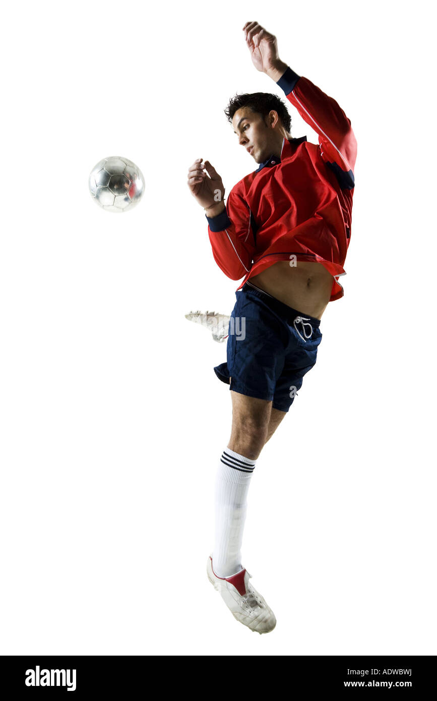 Man kicking soccer ball Banque D'Images