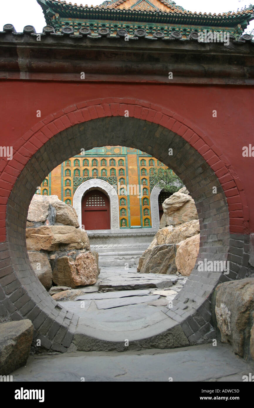 Porte de la circulaire entrée décorative à la mer de la sagesse Temple au Palais d'Asie Chine Beijing Banque D'Images