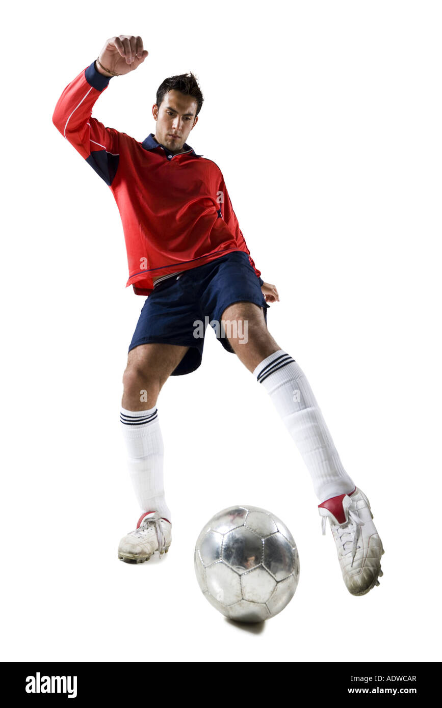 Man kicking soccer ball Banque D'Images