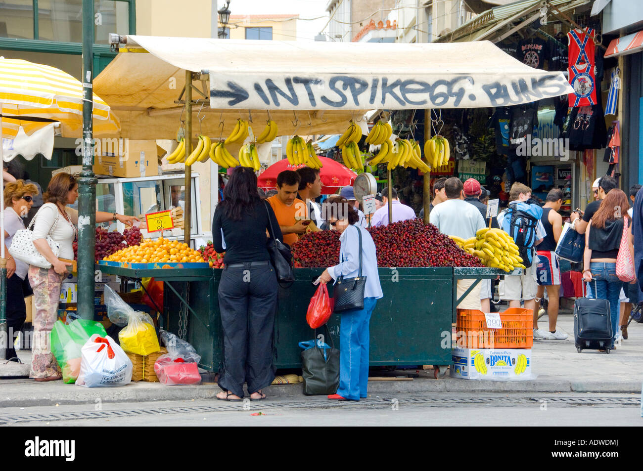 Les vendeurs de rue vendant des fruits frais à la place Monastiraki à Athènes, Grèce Banque D'Images