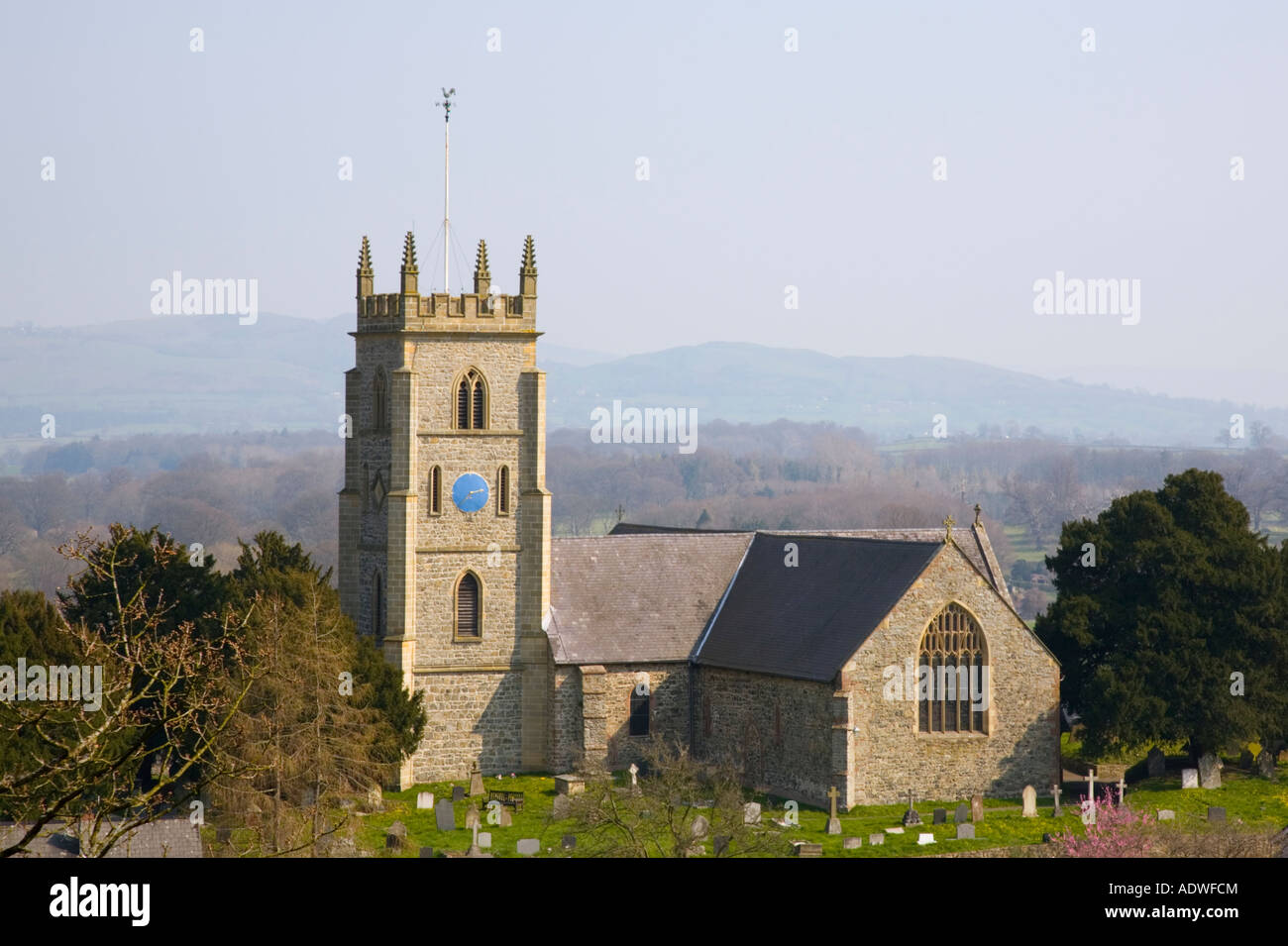 L'église anglicane St Nicolas avec le clocher de l'horloge de la ville en 'La marche' frontière galloise Montgomery région Powys Pays de Galles UK Banque D'Images