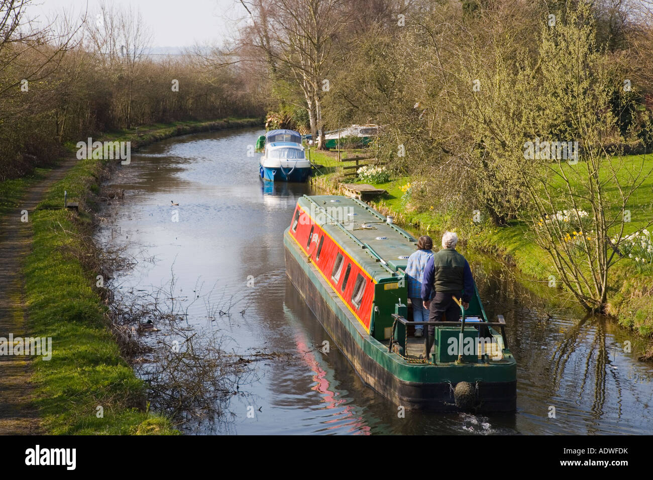 barque rouge et vert sur le canal de Montgomery restauré près de Buttington au printemps. Welshpool Powys Mid Wales Royaume-Uni Banque D'Images