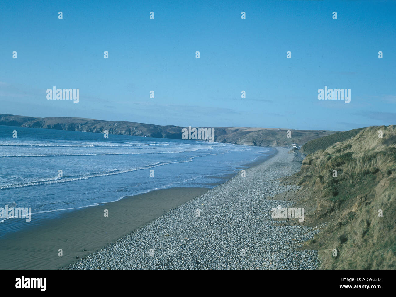 Côte de falaises et galets shingle montrant ridge Newgale Pembroke S Banque D'Images