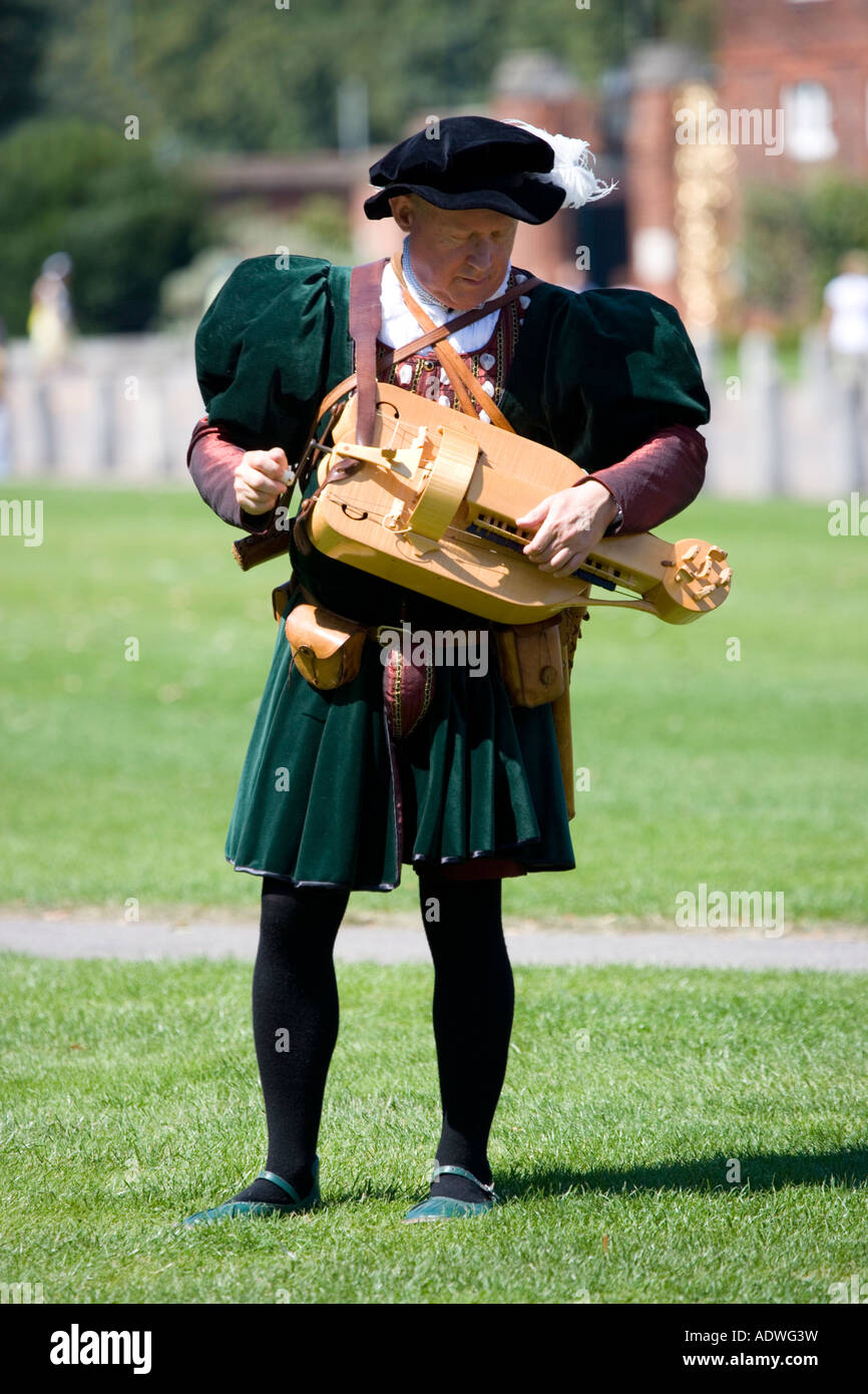 Habillé en costume médiéval musicien Hampton Court Palace, Londres,  Angleterre Photo Stock - Alamy