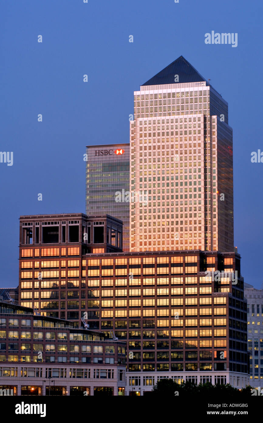 Crépuscule vue sur Canary Wharf Tower et d'autres bâtiments dans le Docklands sur l'Isle of Dogs à Londres. Banque D'Images