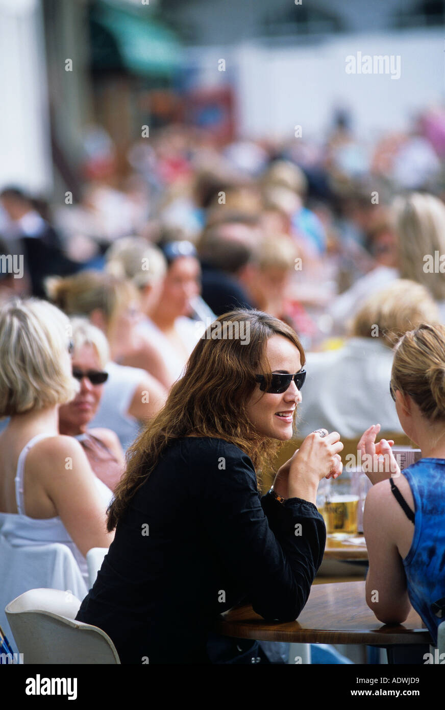 Café en plein air sur Reykjavik Austurvollur Thorvaldsen centre Bar Banque D'Images