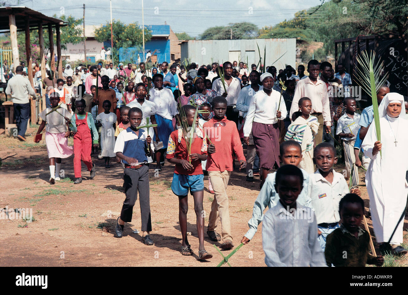 Procession des Rameaux de la population locale et italienne dirigée par Nun à Isiolo Kenya Afrique de l'Est Banque D'Images