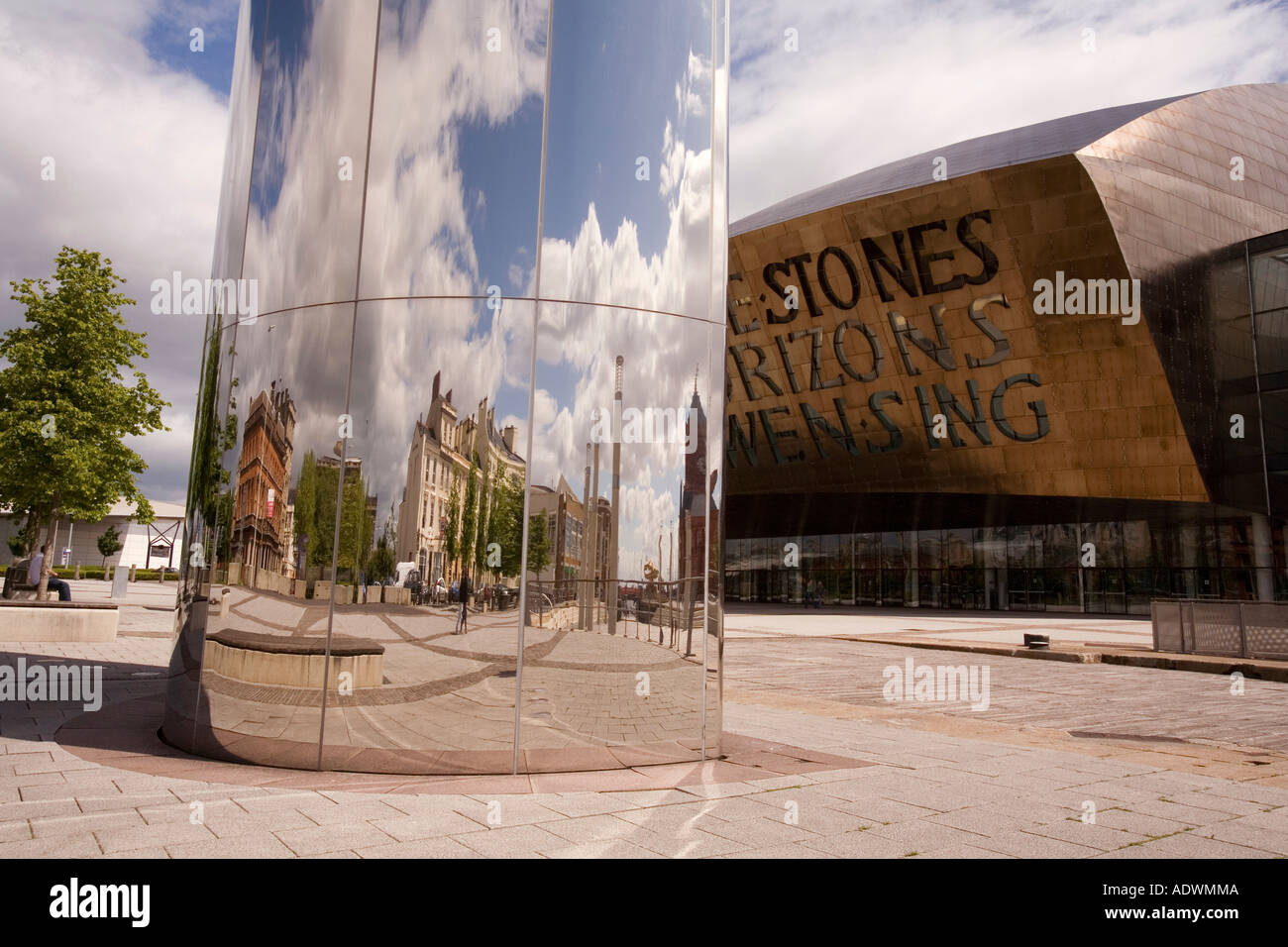 Cardiff Bay Cardiff Wales Millennium Centre avec William Pyes Water Tower Banque D'Images