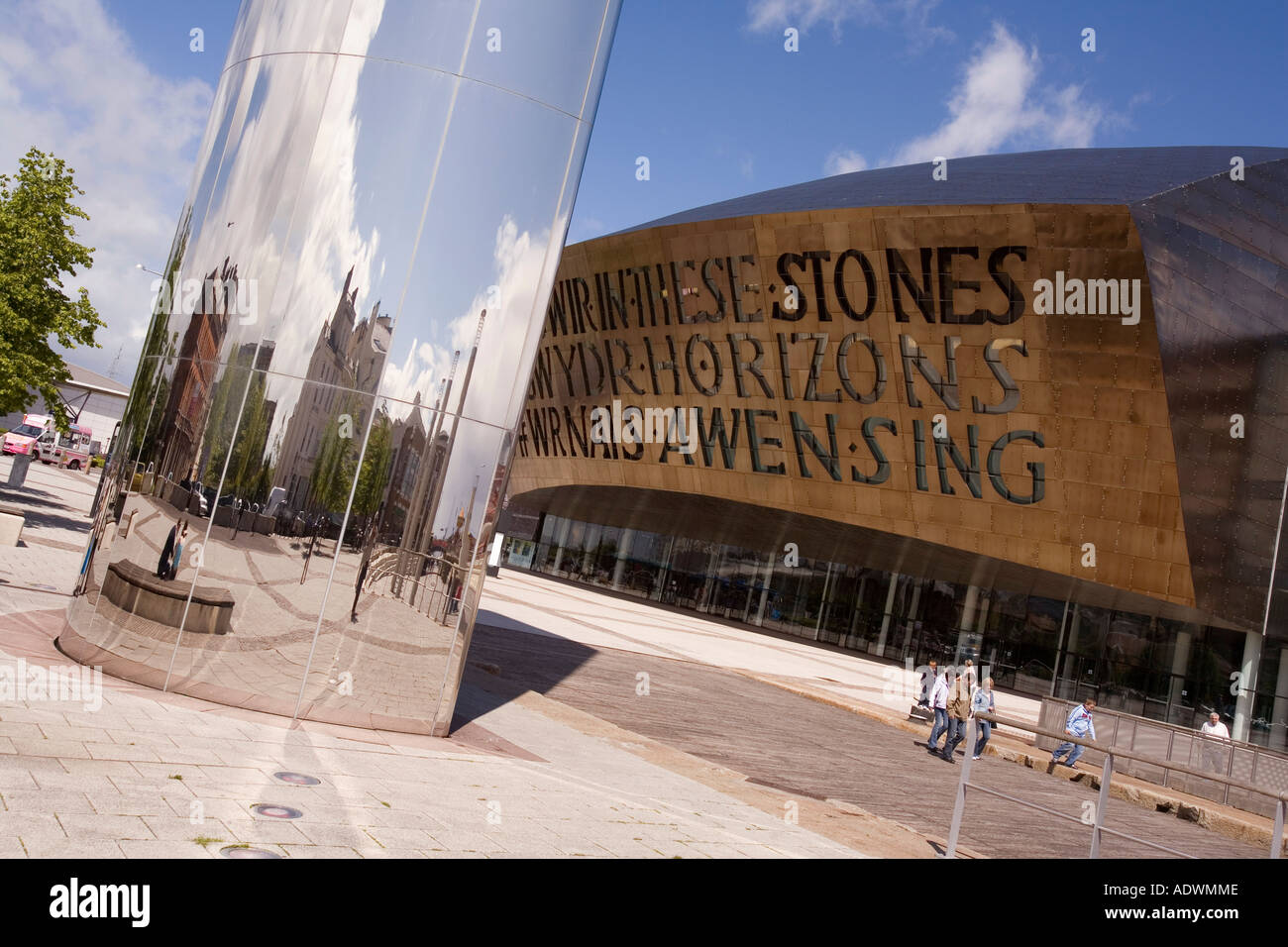 Cardiff Bay Cardiff Wales Millennium Centre avec William Pyes Water Tower Banque D'Images