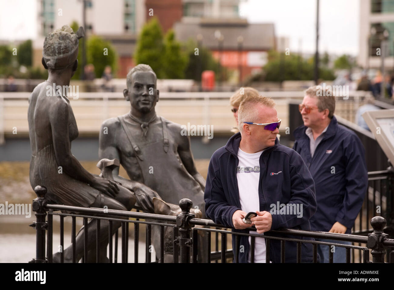 Pays de Galles Cardiff Cardiff Bay visiteurs à John Clinchs des gens comme nous sculpture Banque D'Images