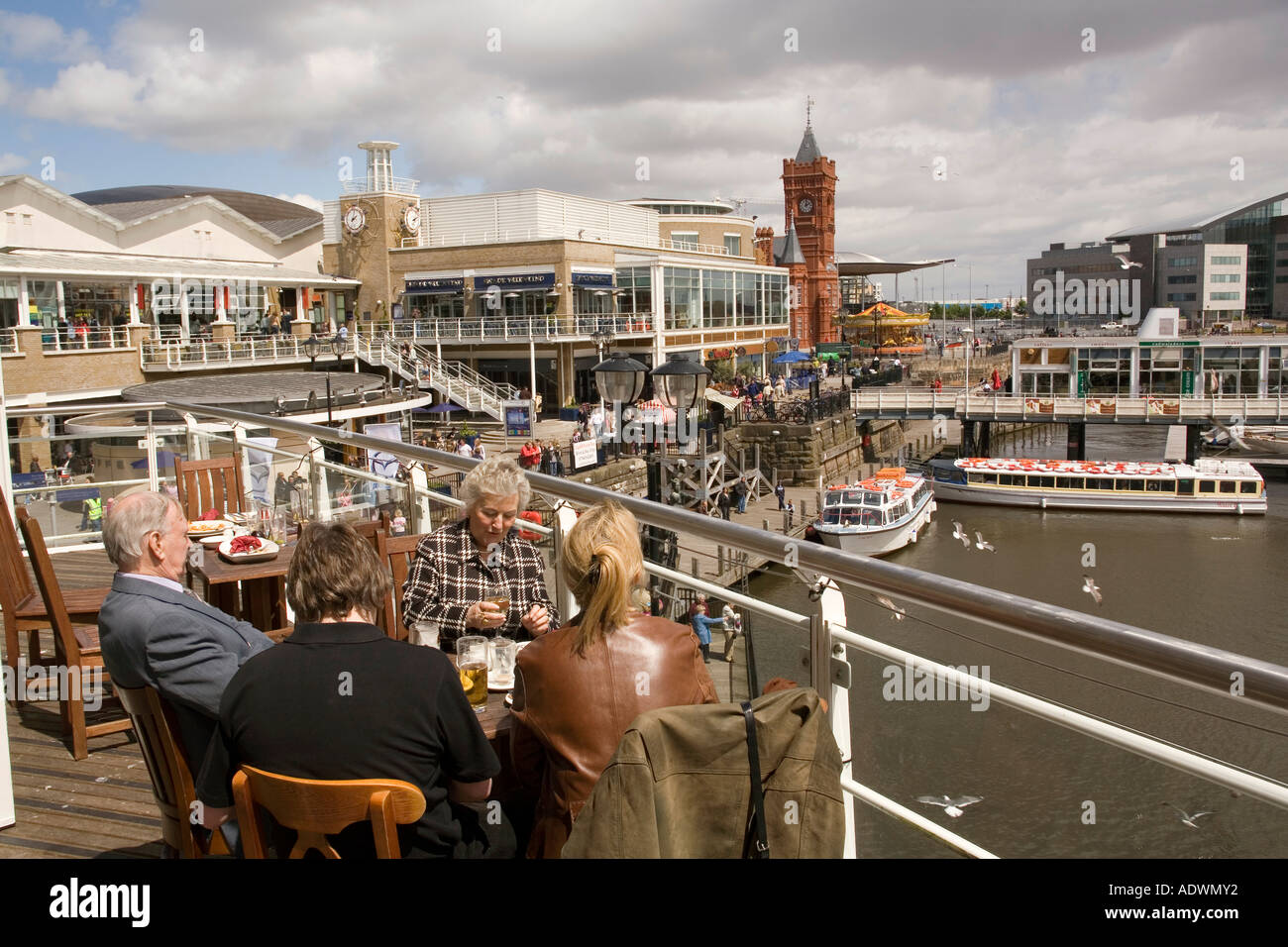 Pays de Galles Cardiff Bay family eating on pub balcon au-dessus de la jetée du bateau-bus Banque D'Images