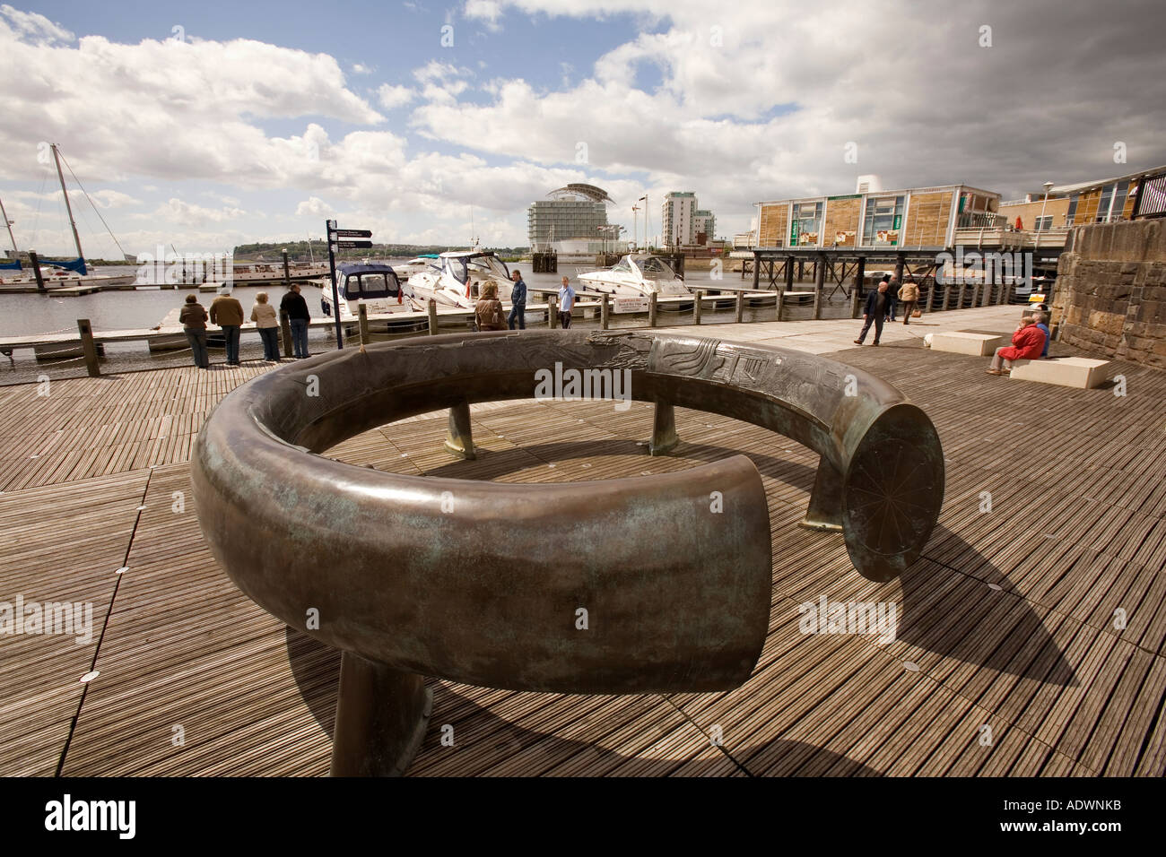 Pays de Galles Cardiff Bay Cardiff Bague Celtique de Mermaid Quay waterfront sculpture par Harvey Hood Banque D'Images
