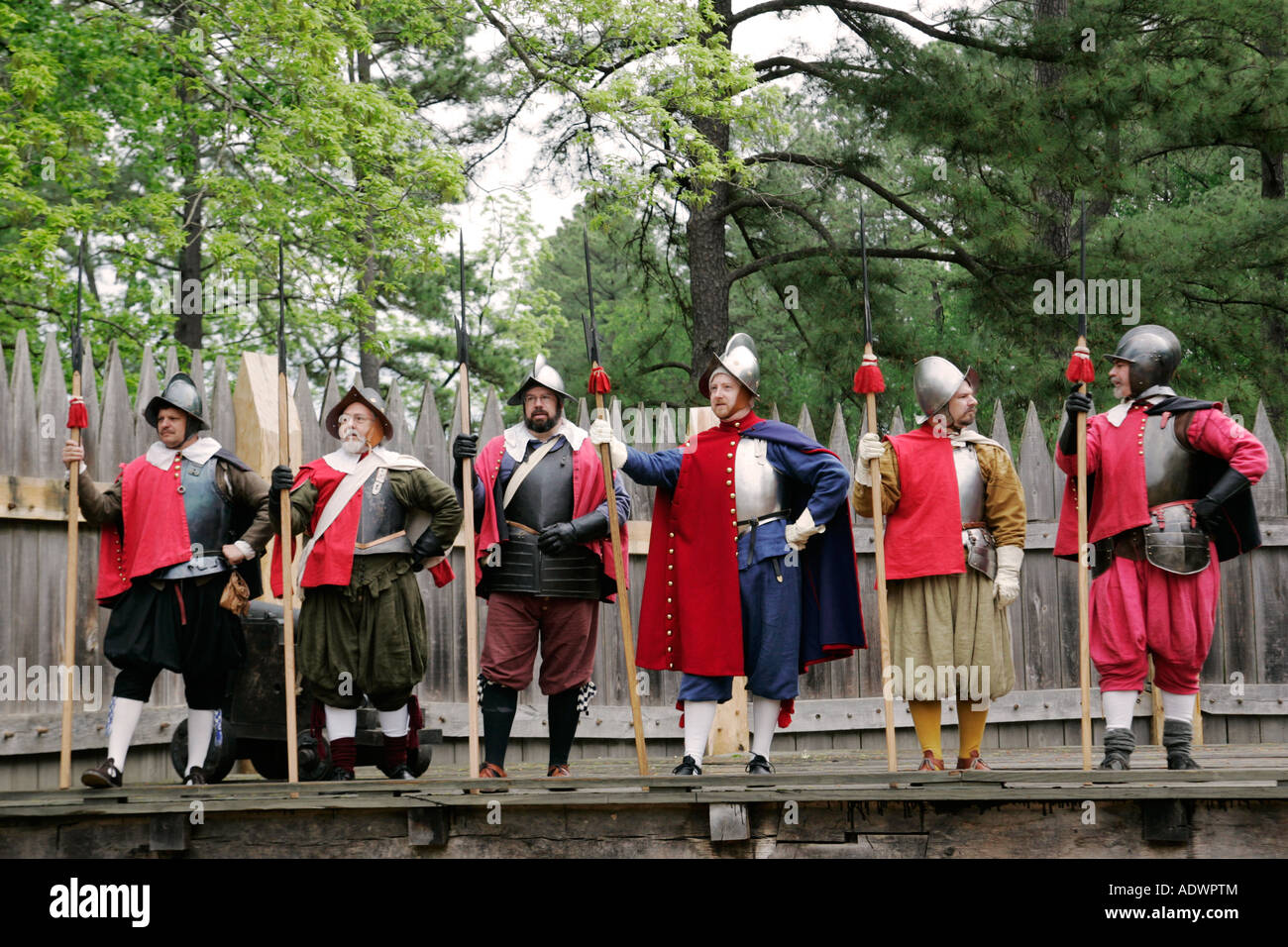 Les interprètes historiques costumés dans re créé fort Jamestown en Virginie coloniale United States of America Banque D'Images
