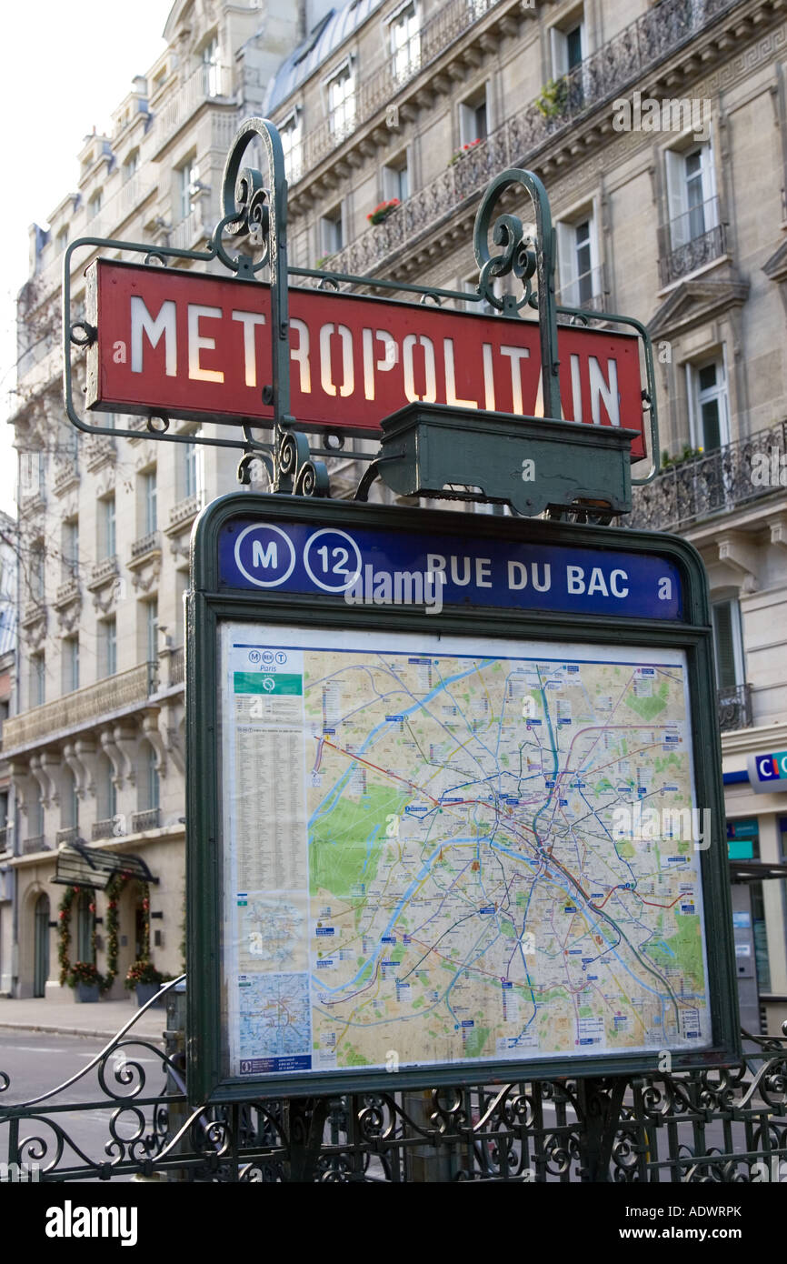 Signer et métropolitain sur la carte Rue du Bac Paris France Banque D'Images