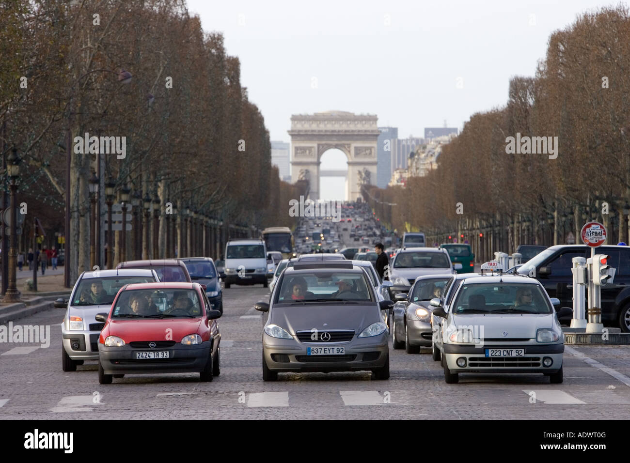 Circulation s'arrête au passage pour piétons sur les Champs Elysées centre de Paris France Banque D'Images