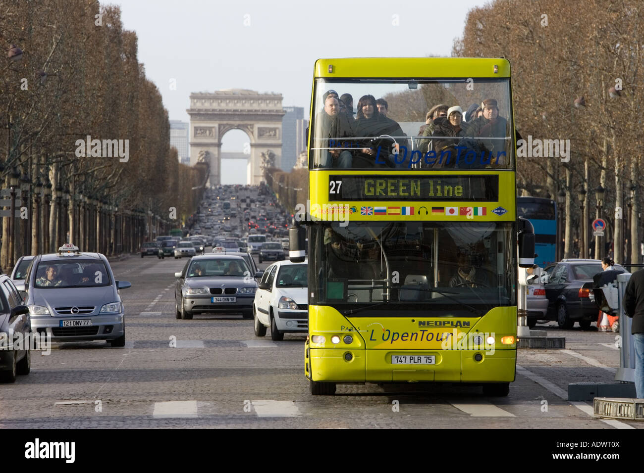  Bus  touristique entre le  trafic sur des Champs Elys es en 
