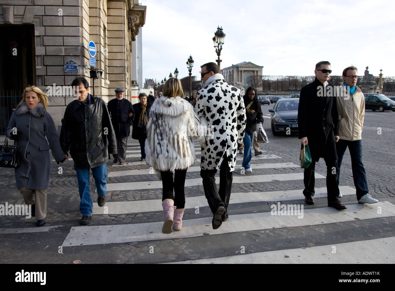 Les piétons en manteaux d'hiver à pied par route pavée sur passage piéton à la place de la Concorde Paris France Centrale Banque D'Images