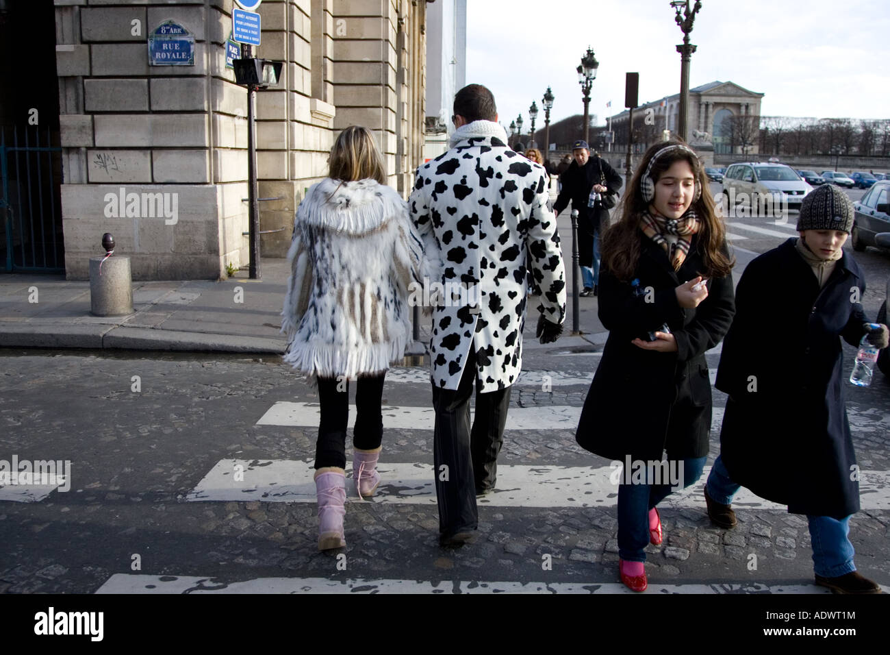 Les piétons en manteaux d'hiver à pied par route pavée sur passage piéton à la place de la Concorde Paris France Centrale Banque D'Images