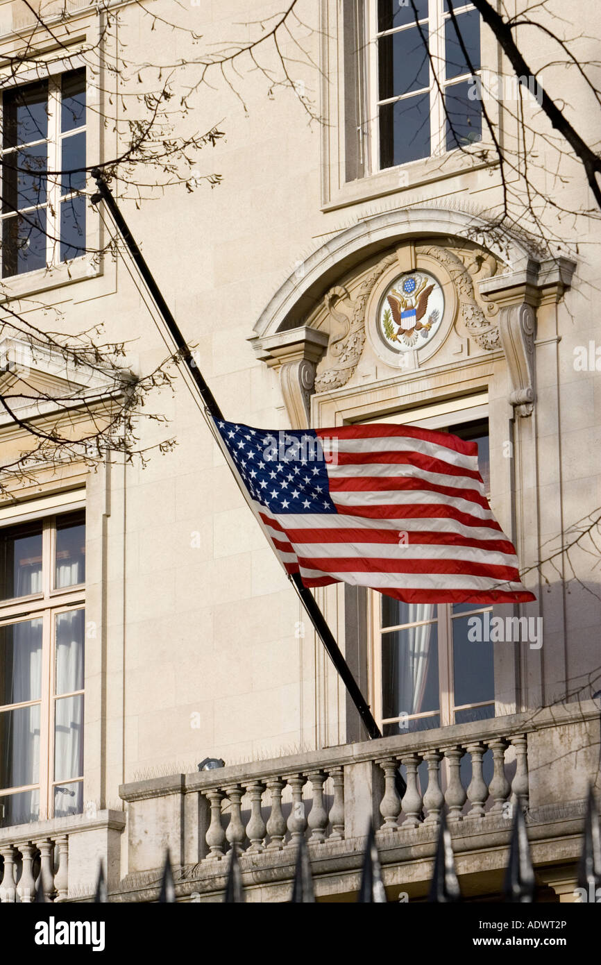 Drapeau en berne à l'ambassade des États-Unis à la place de la Concorde  Paris France Photo Stock - Alamy