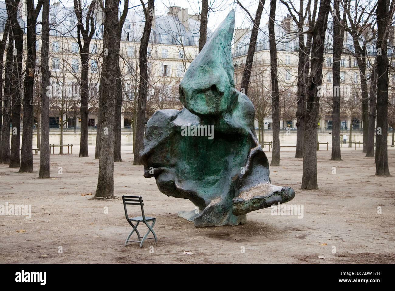 Sculpture et chaise à partir de laquelle l'observer dans le Jardin des Tuileries Paris France Banque D'Images