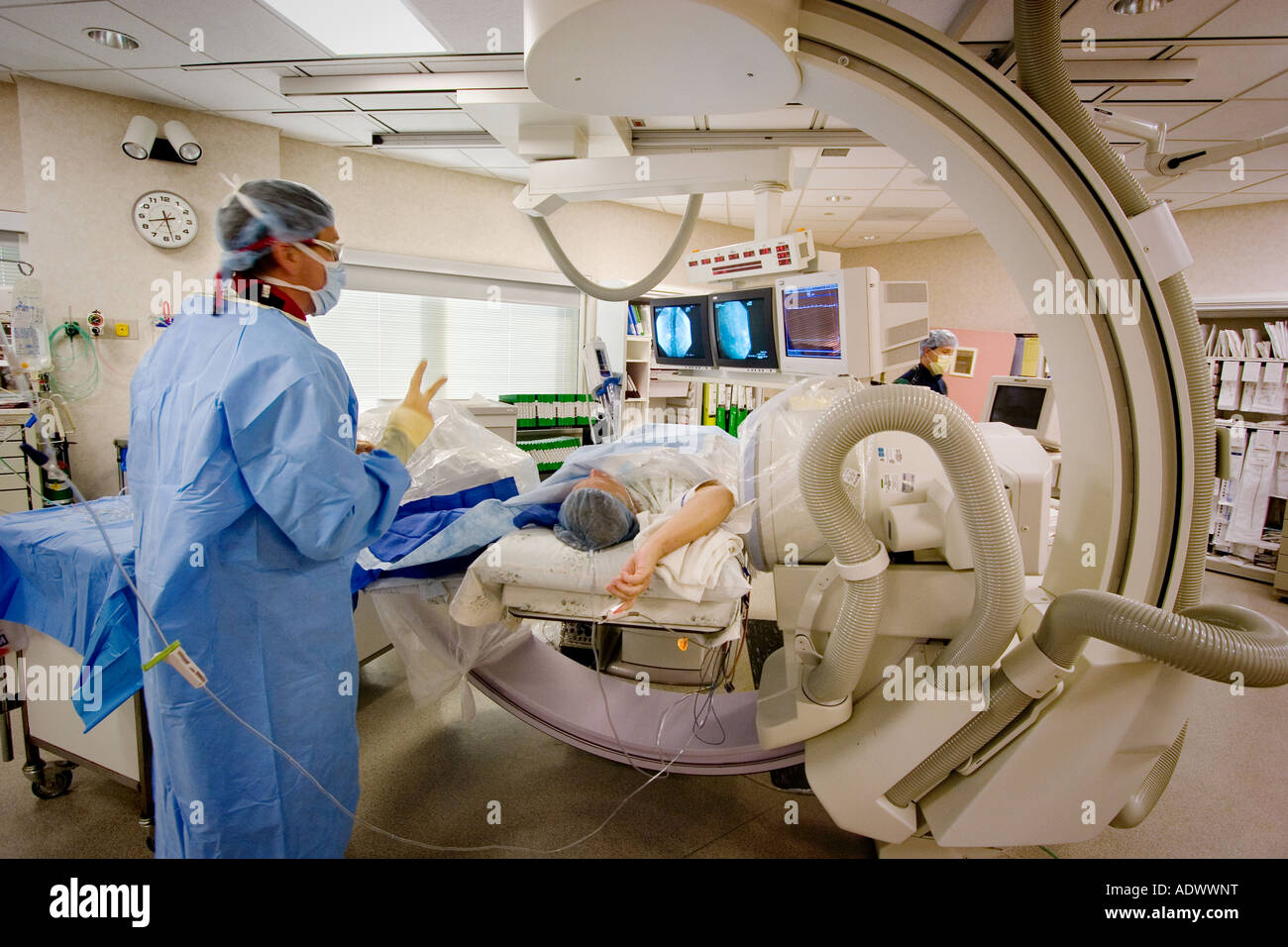 Chirurgien ou médecin technicien effectuant la procédure en angiographie de cathétérisme cardiaque Banque D'Images