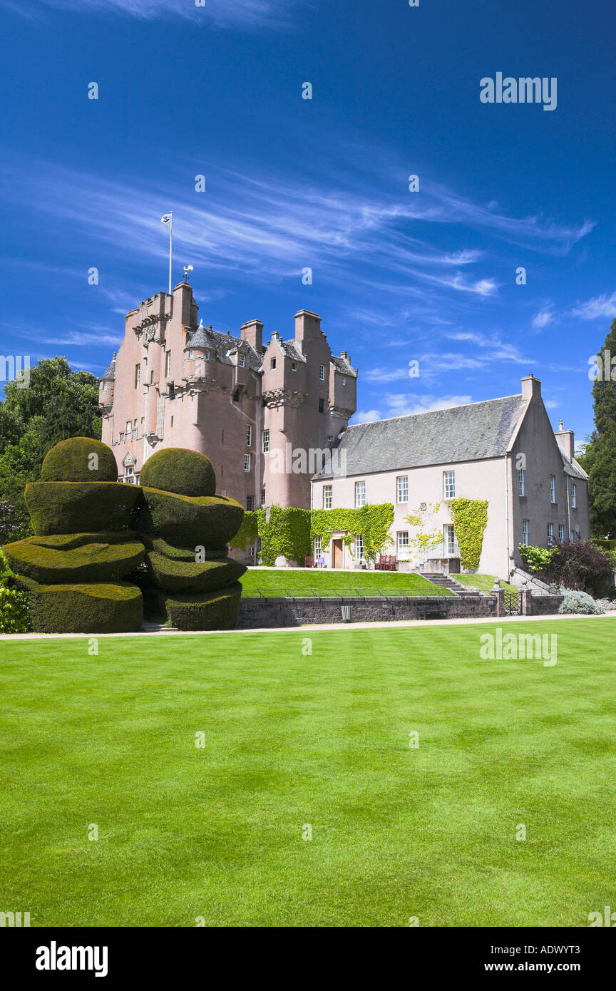 Crathes Castle, dans l'Aberdeenshire, en Écosse. Le croquet et topiary Banque D'Images