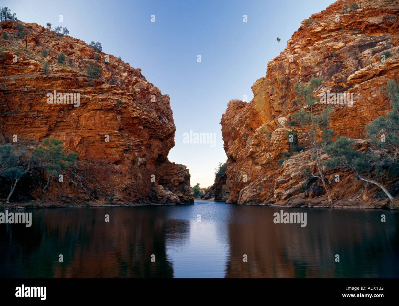 Roches rouges avec des gommiers, Ellery Creek Big Hole, West MacDonnell Ranges Australie Territoire du Nord Banque D'Images