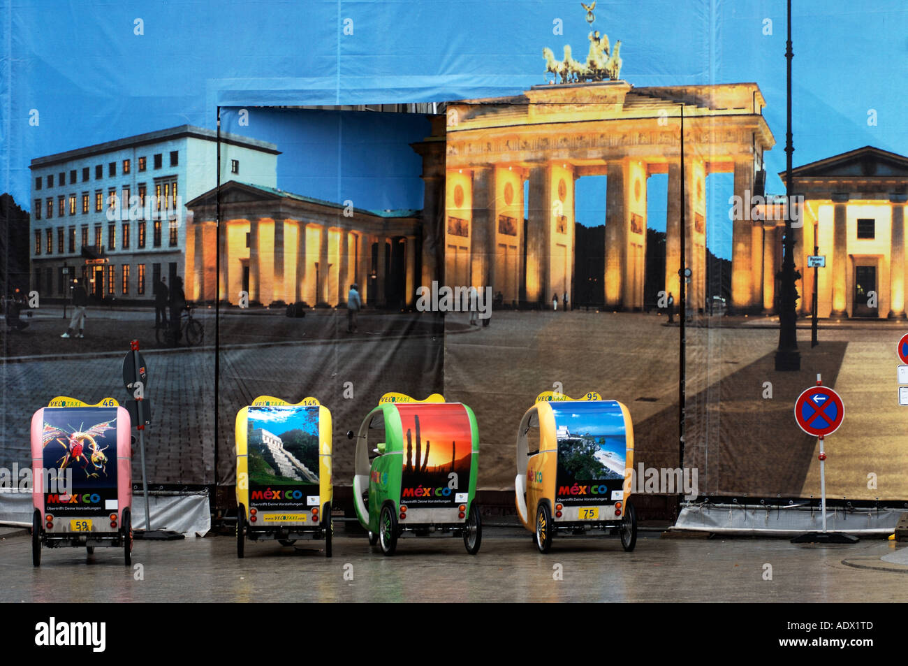 Tricycle Berlin taxis en face de la Brandenburger Tor comme peint sur matériel pour couvrir un chantier Banque D'Images