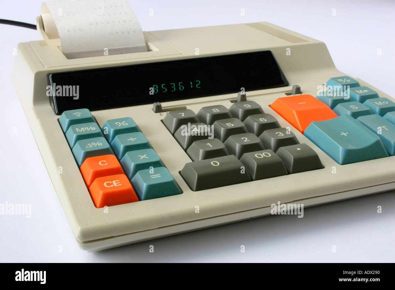 Un calculateur électronique des années 1980 à l'aide d'un rouleau de papier imprimé. Banque D'Images