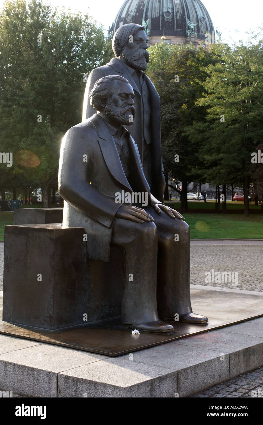 Berlin statue de Karl Marx et Engels sur le forum Banque D'Images