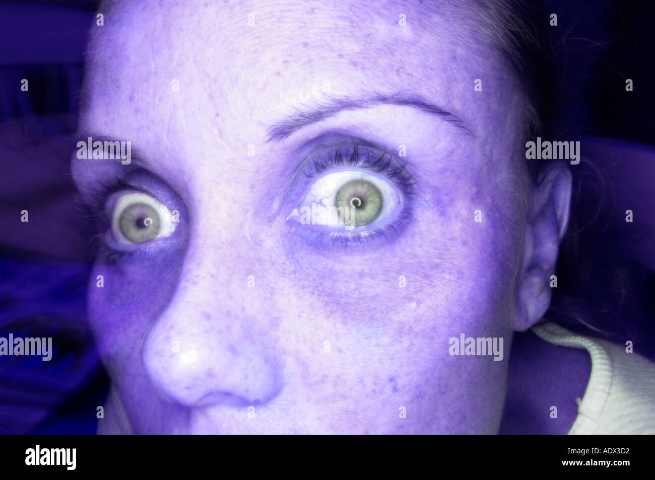 Femme avec d'étranges yeux impairs à la caméra en Banque D'Images