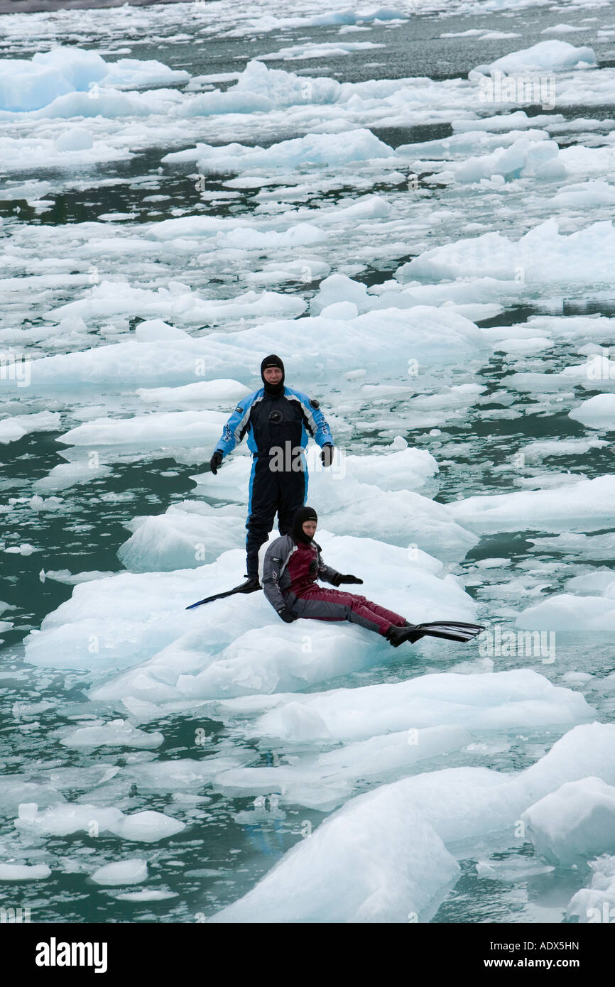 Les plongeurs autonomes bénéficiant d'une promenade sur la glace LeConte Glacier Bay en Alaska USA Banque D'Images
