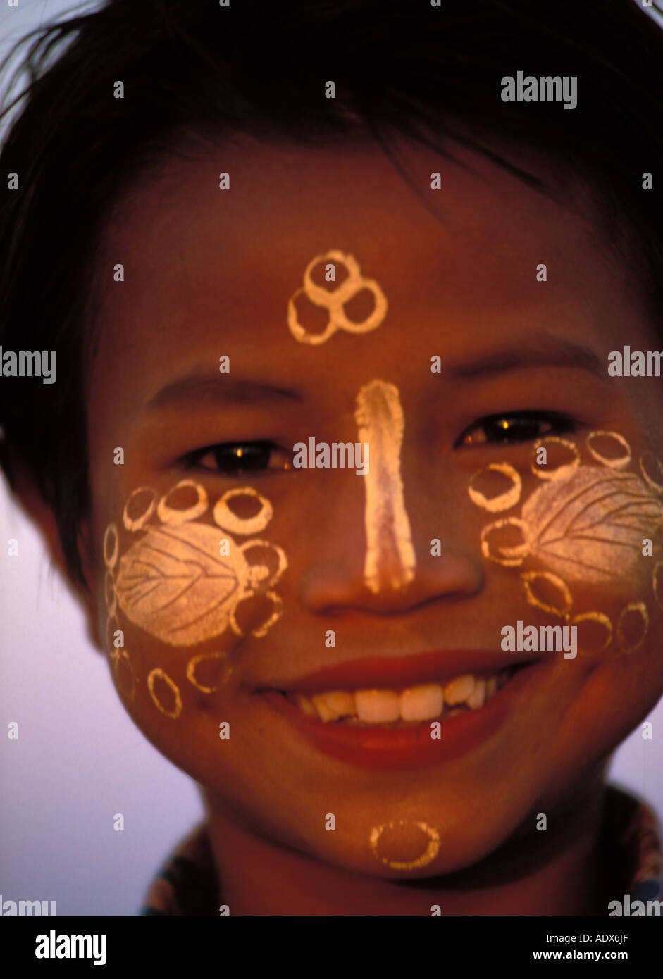 Mandalay Thanaka la poudre de visage est la caractéristique la plus frappante de filles Birmese Banque D'Images