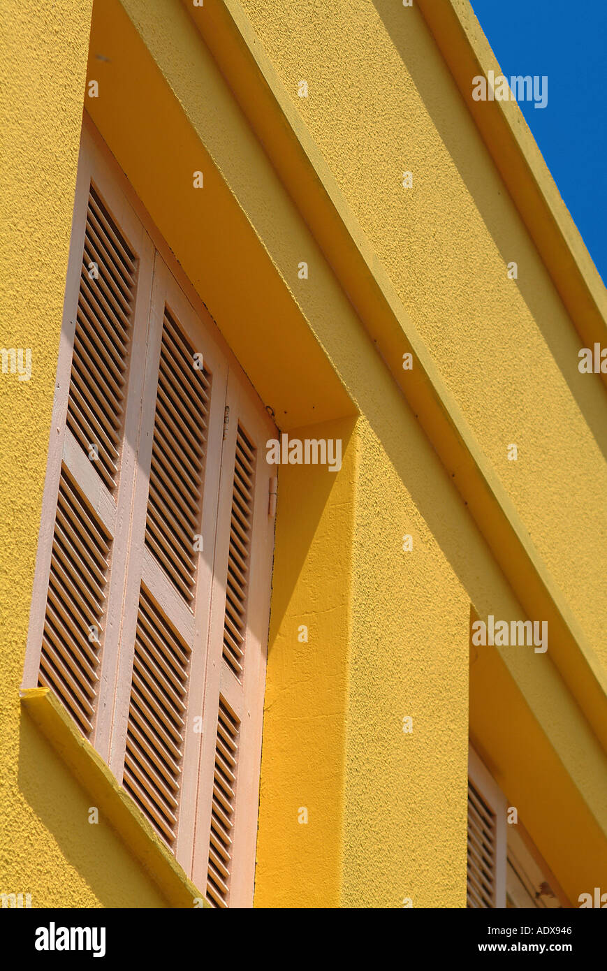 Volets Architecture façade jaune ocre ombre ensoleillée détails art déco concept construction 30 s sur le toit toit edge Banque D'Images