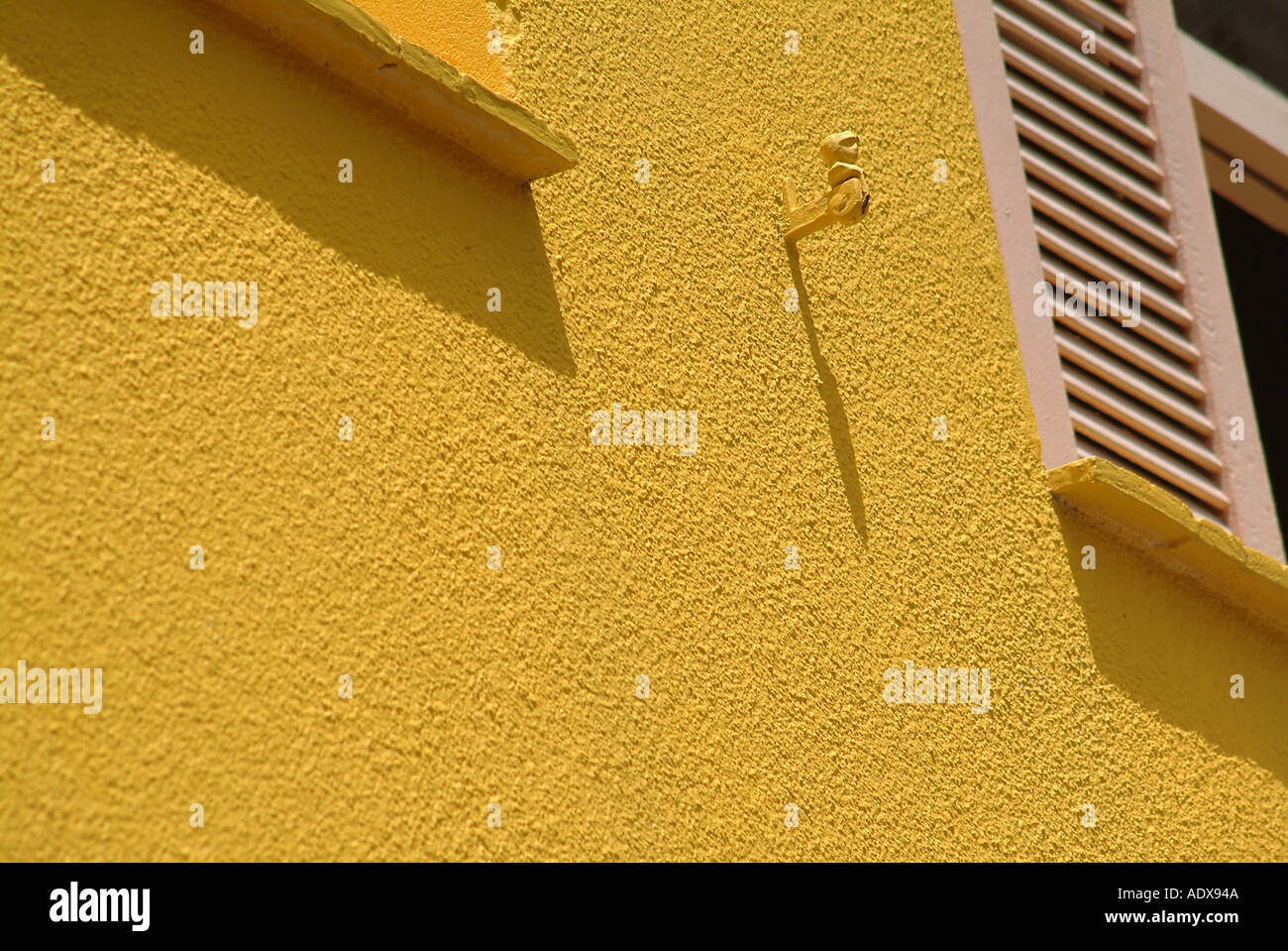 Volets Architecture façade jaune ocre ombre ensoleillée détails art déco concept construction pittoresque 30 s Banque D'Images