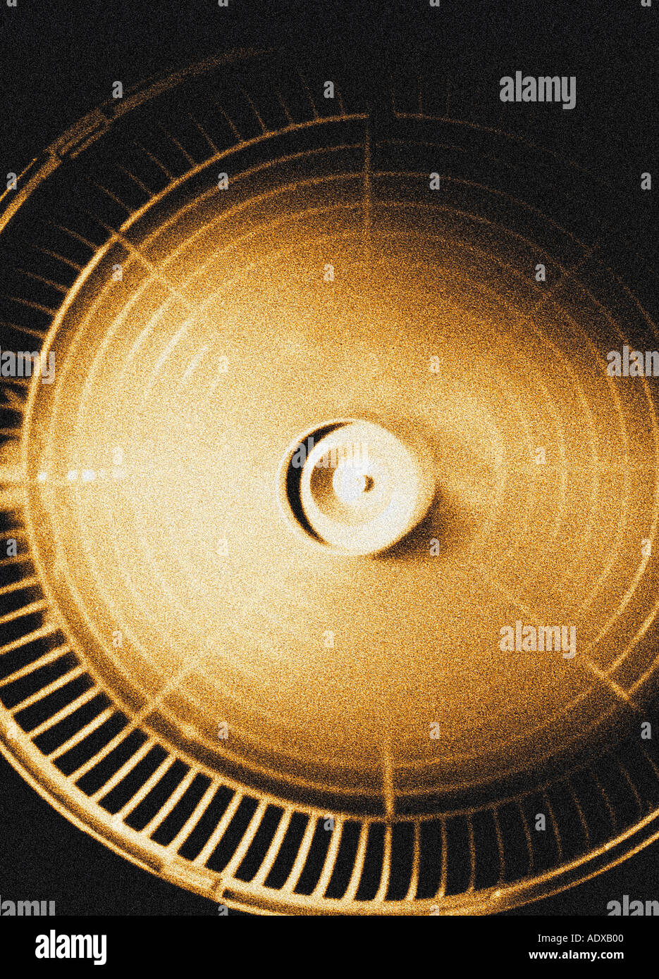 Portrait vertical brunâtre Concepts fans ventilateur tourne en rotation rotation renouvelable vent courant de refroidissement air refresh eletric cycli Banque D'Images