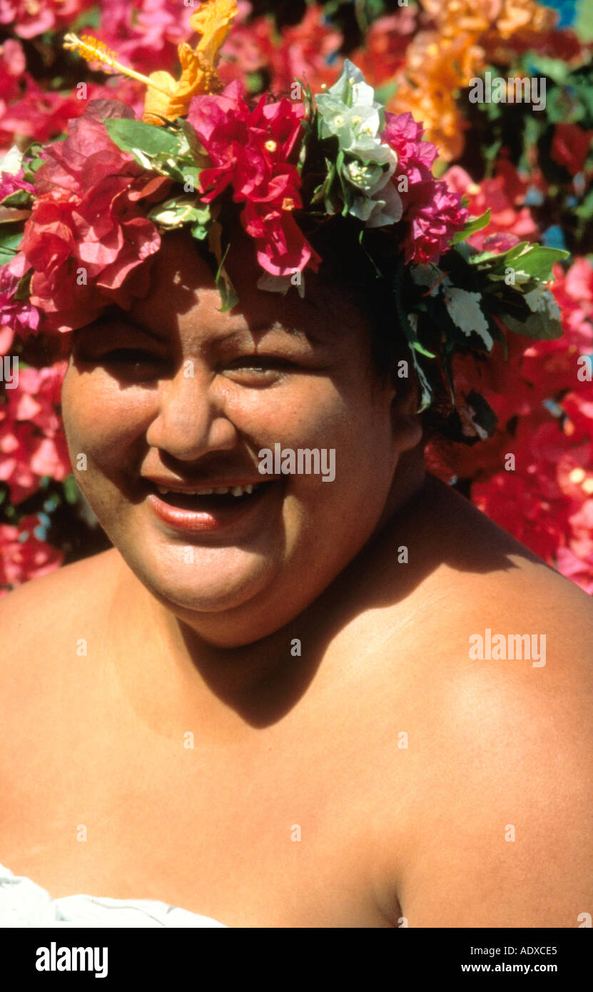 Jolly plump serveuse tahitienne dans paréos et gerbe de fleurs sur l'île de Bora Bora Tahiti Banque D'Images
