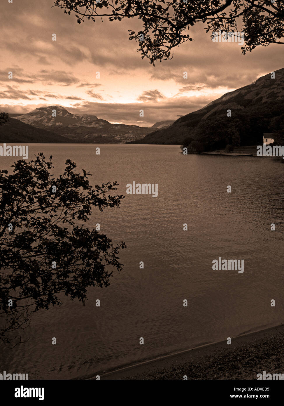 Le LOCH LOMOND AVEC teinte sépia Banque D'Images