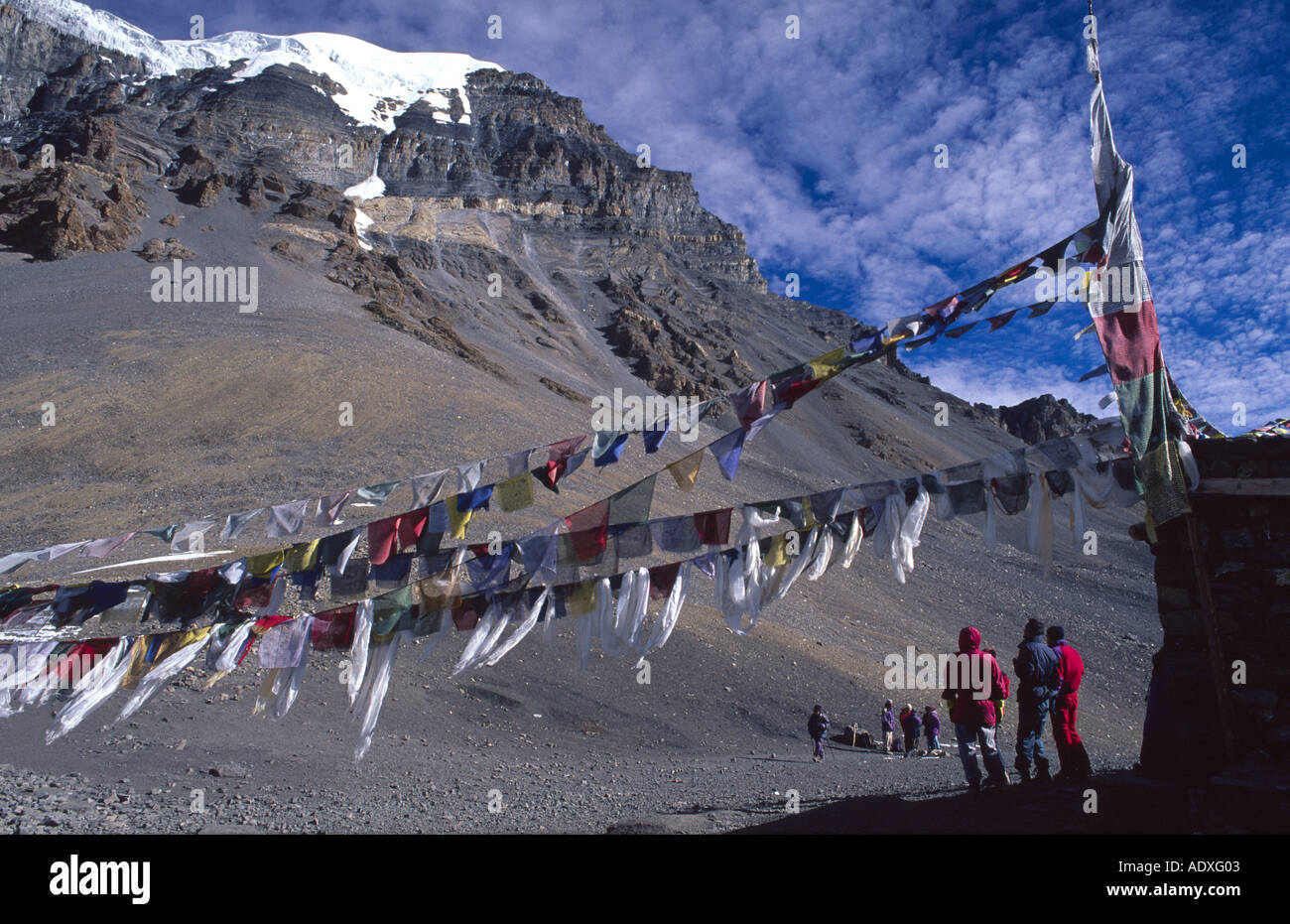 Les randonneurs au sommet du Thorong La pass, Circuit de l'Annapurna, Népal Banque D'Images