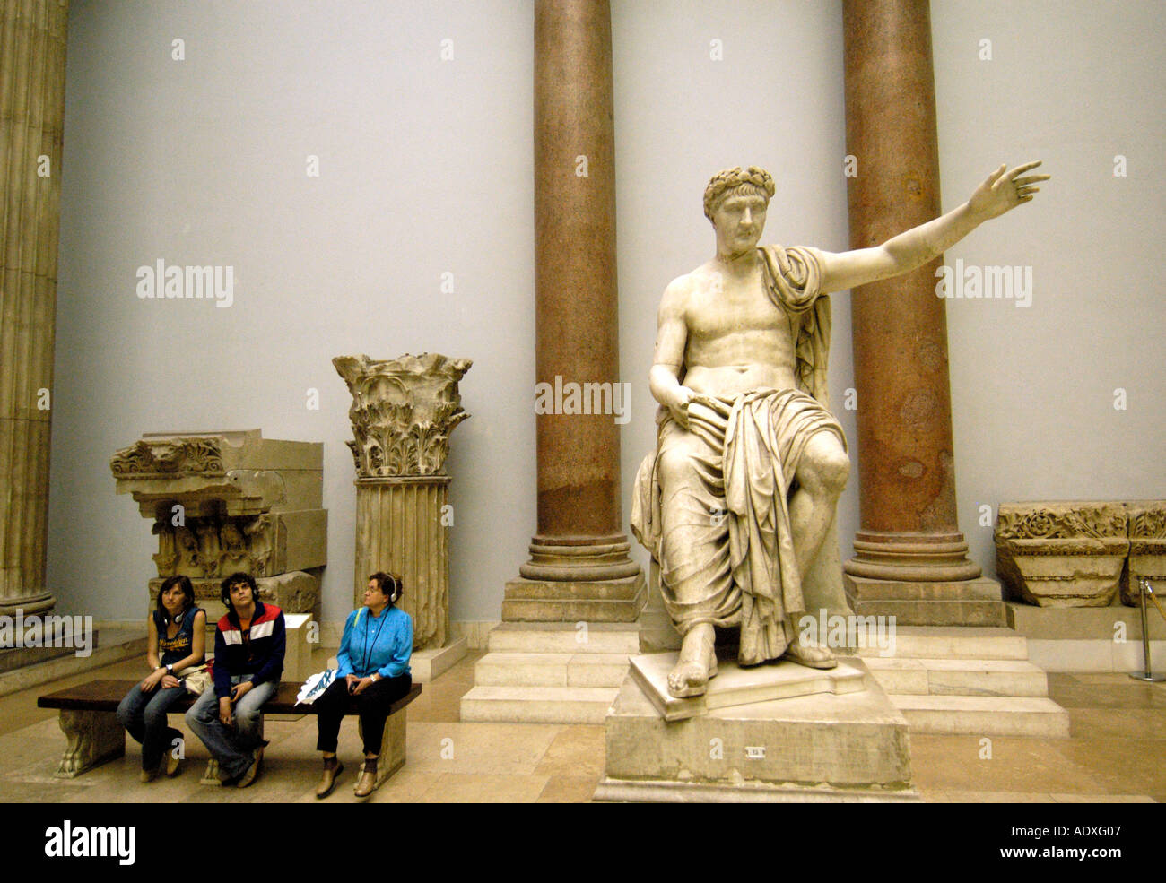 Les visiteurs et sculptures au Musée de Pergame à Berlin Banque D'Images