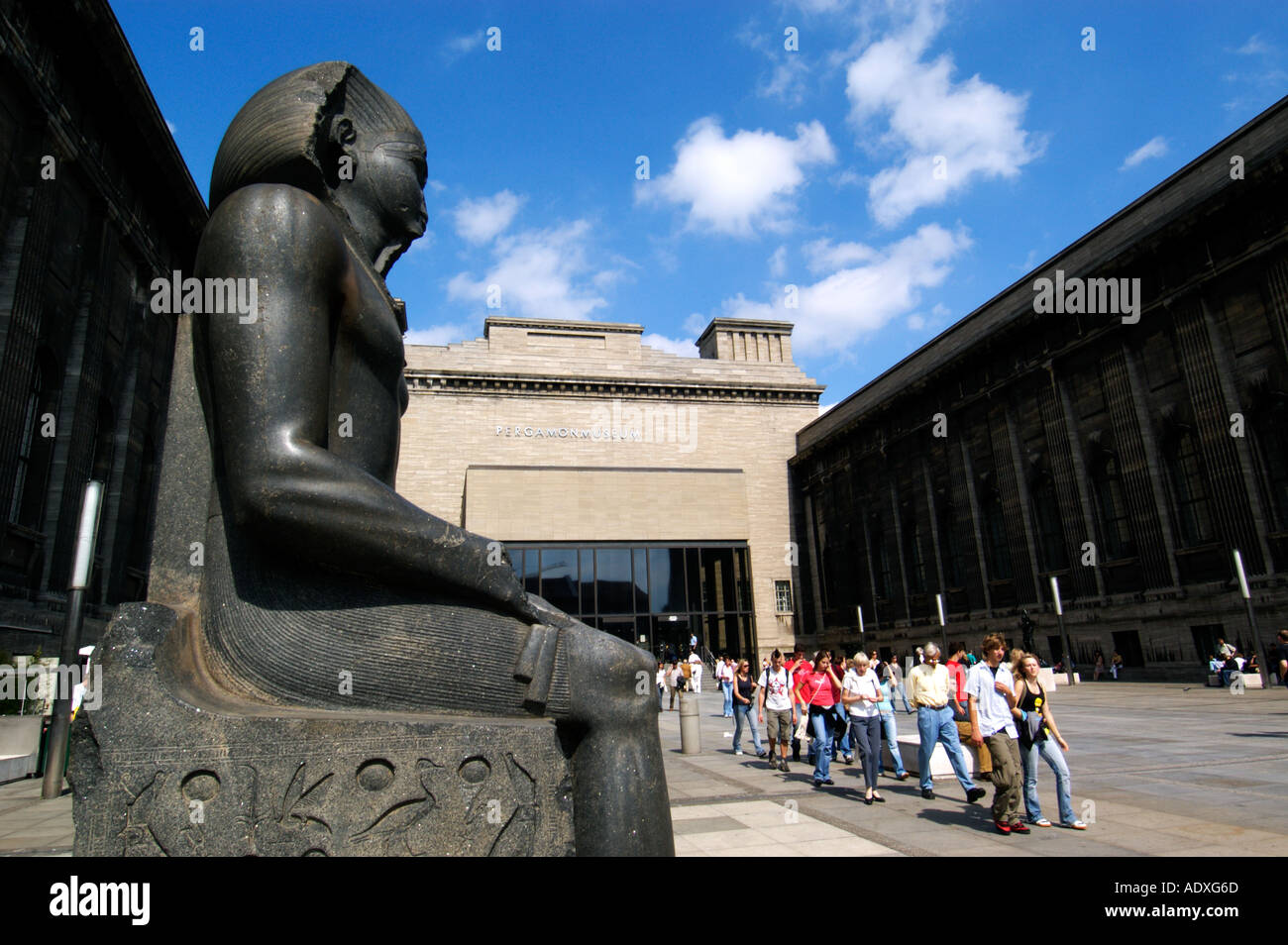 Statue égyptienne au cour d'entrée de Musée Pergamon de Berlin Mitte Allemagne Banque D'Images